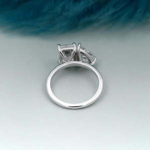 Toi et Moi แหวนหมั้นเพชรมรกตและลูกแพร์ในทองคำขาวที่ได้รับการรับรอง - Product Image 4