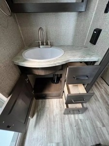 Caravana Usada Serie 2023 G-r-a-n-d D-e-s-i-g-n R-e-f-l-e-c-t-i-o-n 150 278BH en Venta - Product Image 2