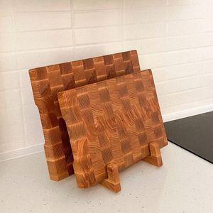 Planche à découper en bois naturel de qualité supérieure conçue pour vieillir magnifiquement avec le temps - Product Image 2