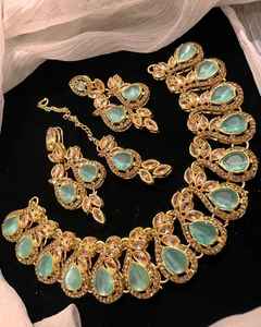 Ensembles de bijoux en acier inoxydable plaqué or 18 carats pour femmes de luxe Offre Spéciale Collier et boucles d'oreilles élégants en zircon fin - Product Image 2