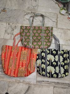 Sac de taille sur mesure en sacs à provisions matelassés Kantha imprimés de fleurs brodés à la main fabriqués à partir de tissus imprimés en blocs de coton. - Product Image 4