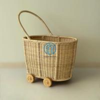 Poussette pour poupée en rotin faite à la main avec des roues en bois, chariot de jeu bohème pour enfants, jeu d'imitation ou cadeau décoratif pour chambre de bébé