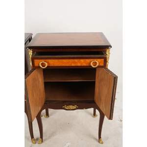 Par de exquisitas mesitas de noche de caoba de estilo francés con detalles estriados y detalles en bronce | Mesitas de noche artesanales con S - Product Image 2