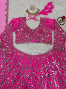Lehnga choli ของผู้หญิงที่มีคุณภาพสูงด้วยการปักลายหนักสไตล์เจียมเนื้อเจียมตัวที่สง่างามจากอินเดียในราคาจำนวนมาก - Product Image 4