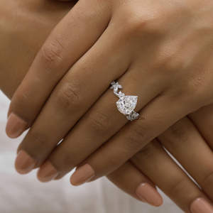 Bague de fiançailles inspirée de la nature en diamant Moissanite taillé en poire de 2.5 carats, bague d'anniversaire unique en forme de feuille pour elle - Product Image 3