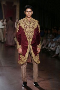 ÚLTIMO DISEÑO DE NOVIO MAROON SHERWANI, PANTALÓN CON CUENTAS DE CRISTAL EMBELLECEDADAS PESADAS, TRABAJO DABKA PARA BODA = 2024 - Product Image 2