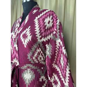 Cárdigan tipo bata de mezcla de lana de yak para mujer, con estampado de diamantes rosas, ropa de estar acogedora para invierno, con bolsillos, diseño ODM original. - Product Image 6