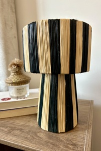 Lámpara de noche de rafia marroquí ecológica hecha a mano para dormitorios, salas de estar o decoración del hogar con base de bombilla E26 - Product Image 2