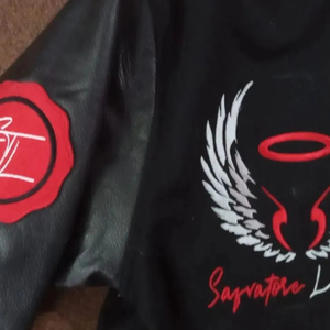 เสื้อแจ็คเก็ตวาร์ซิตี้แบบกรีกสั่งทำพิเศษ สีดำและสีแดง เสื้อแจ็คเก็ตเลตเตอร์แมน  เครื่องแต่งกายกรีกแบบส่วนตัวสำหรับชมรมนักเรียนหญิงและนักศึกษาหญิง - Product Image 5