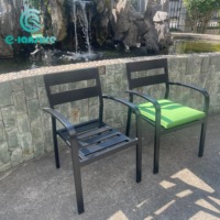 Ensemble élégant de chaises et table de salle à manger d'extérieur avec cadre en aluminium, coussins imperméables pour hôtels et villas, couleur noire, pour jardin et cour.