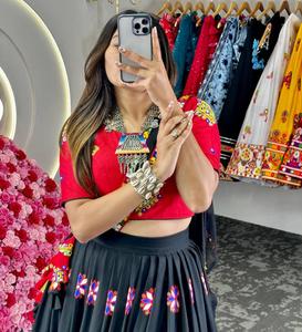 ชุดแต่งกายสำหรับงานเทศกาลดีไซน์ใหม่งานปักผ้าเรยอนชิเนตตาและงานกระจกที่แท้จริงของผ้าใบ Patta กับ Cancan lehenga และ choli พร้อมด้วย dupatta - Product Image 4