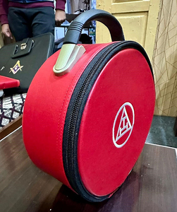 Étui à capuchon de couronne de rite écossais en cuir noir et or Service OEM bas quantité minimale de commande étui à capuchon maçonnique à bas prix ronpex - Product Image 3