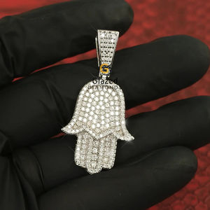 Adorable colgante completamente helado Hamsa personalizado para hombre en redondo brillante Lab Grown VVs Clarity Diamonds 925 Sterling Silver - Product Image 1