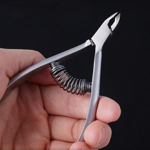 Kit de manucure de luxe 7 en 1 en acier inoxydable de style russe avec boîte à manche givrée L.A Elahi Co - Product Image 3