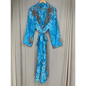 Robe de plage vintage chic bohème pour femme en soie de sari recyclée, idéale pour les tenues de villégiature, kimono Gypsy House pour la détente et les tenues de bain. - Product Image 3