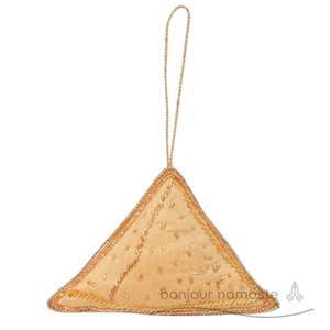 Ornamento natalizio Samosa fatto a mano in miniatura festivo indiano Snack artigianale con perline regalo e giocattolo - Product Image 1