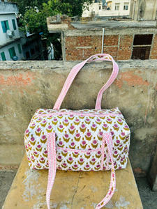 Grand sac de sport en tissu matelassé en coton pour femmes sac de voyage et de nuit fait à la main avec motif imprimé bloc - Product Image 3