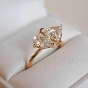 Anillo Toi Et Moi de oro amarillo de 14 quilates con pera cortada de 1,01 CT y anillo de bodas de diamantes cultivados en laboratorio de billones para un regalo de fiesta perfecto - Product Image 4