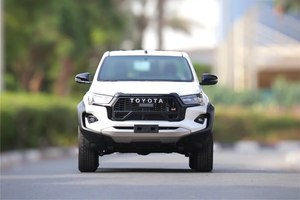 NUOVO 2025 Hilux GR-Sport Bianco, Motore a 4 Cilindri (299 CV), 4x4, 2 Assi, Alimentazione a Benzina, Trazione Integrale, Trasmissione Automatica, Guida a Sinistra - Product Image 2