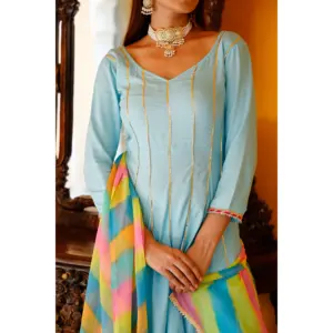 Conjunto de Traje para Mujer en Azul Aqua, Tejido de Rayón Pesado con Apliques de Gotta - Product Image 1