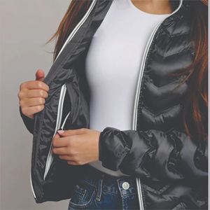 Meilleures ventes Veste matelassée personnalisée de créateur pour femmes Veste à capuche de haute qualité Fermeture à glissière Style décontracté réversible Vente en gros - Product Image 3