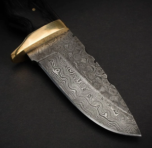 Couteau de camping en acier Damas artisanal de qualité supérieure, gravure personnalisée, lame à pointe de rasoir tranchante, fourreau en bois et cuir - Product Image 3