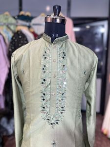 ชุดคุर्ตาแบบราชวงศ์สำหรับงานแต่งงาน ดีไซน์เชอร์วานี พร้อมงานปักละเอียดอ่อน สไตล์อินเดีย สำหรับเจ้าบ่าวและแขก - Product Image 2