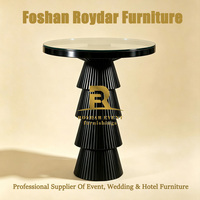 Table de cocktail ronde en verre texturé noir et argenté sur piétement pour location de mobilier événementiel de mariage