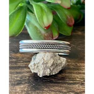 Bracelets manchette pour bébé en argent sterling, bijoux culturels de collection fabriqués par les Navajo - Product Image 1