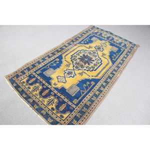 Alfombra Turca Vintage de Lana Pequeña 1.8x3.4 pies con Respaldo de Látex Ecológico, Alfombra Tradicional con Parches Azules y Amarillos - Product Image 2