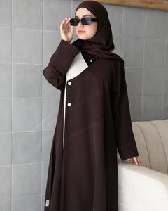 Abaya longue en satin de luxe sur mesure en gros, vêtements islamiques de haute qualité inspirés de Dubaï, manches longues, anti-rides, faits à la main - Product Image 1