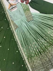 Vestido tradicional sombreado de dos colores verde pastel elegante de diseñador en trabajo de bordado para ocasiones de bodas y fiestas indias pakistaníes - Product Image 4