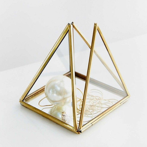 Belle boîte à bijoux en verre faite à la main en forme de triangle miniature à prix compétitif rangement décoratif dans un cadre en métal vente en gros - Product Image 1
