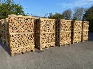 Leña Seca en Paquetes Apilados en Caja de Madera con Correas Metálicas para Almacenamiento al Aire Libre - Product Image 5