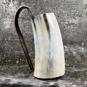 Chope en corne de Viking de qualité supérieure, artisanale, en corne naturelle, pour hydromel, bière et autres boissons à thème médiéval. - Product Image 1
