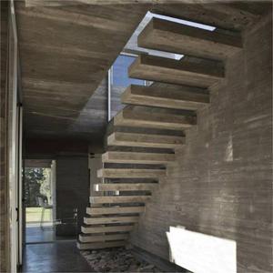 Scala Sospesa Moderna con Struttura in Acciaio e Gradini in Legno Personalizzati per Interni Contemporanei - Product Image 1
