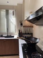 Meubles de cuisine modulaires personnalisables, équipés de quincaillerie DTC et dotés de paniers coulissants.
