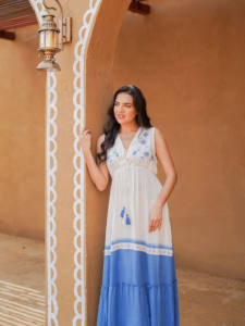 Robe maxi bohème pour femmes, robe longue bleue et blanche brodée avec col en V, parfaite pour les vacances, vêtements décontractés pour femmes - Product Image 3