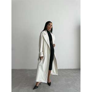 Gabardina de cuero acolchada para mujer en color blanco - Product Image 1