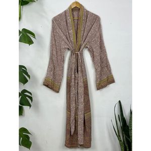 Robe de chambre en satin luxueuse pour homme, en soie recyclée durable, style kimono vintage, manches courtes, élégante, masculine, classique, intemporelle - Product Image 3