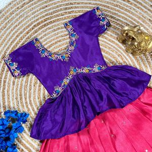 Dernière tenue de créateur à feuilles persistantes haute sur la vente meilleure soie Chinon Lehenga Choli avec fabricant de travaux de broderie de l'Inde - Product Image 3