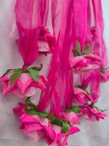 ตกแต่งฉากหลังแต่งงาน: พวงมาลัยดอกกุหลาบสีชมพูกับผ้าตาข่ายโปร่งสำหรับเวทีเพดานและดอกไม้แขวนผนัง - Product Image 5