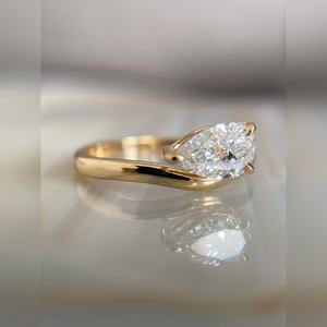 แหวนหมั้นเพชรทรงลูกแพร์ ดีไซน์เกลียวไขว้ ประดับทอง 10K 14K 18K เงิน แพลตตินัม  ผู้จัดจำหน่ายเครื่องประดับชั้นดีระดับโลก - Product Image 6