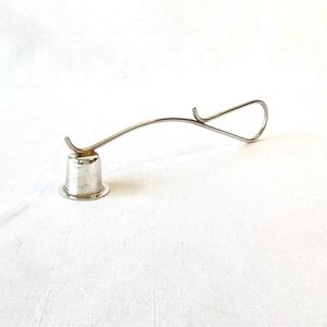 Abatidor de velas de metal de aspecto vintage con mango cómodo perfecto para extinguir velas durante reuniones y eventos - Product Image 4