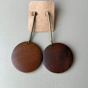 Boucles d'oreilles en bois avec motifs tribaux - Product Image 2