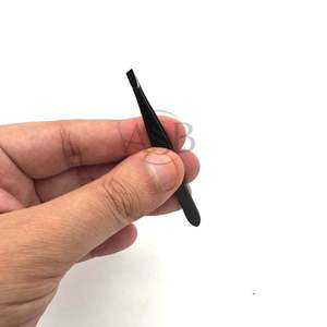 Pinza de Cejas Inclinada de Acero Inoxidable Negro Mate Personalizable, Herramienta de Belleza para Dar Forma a las Cejas y Depilación, Servicios OEM - Product Image 1