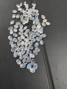 พลอยมูนสโตนสีขาวรุ้งทรงรีขนาด 5-6 มม. คุณภาพดีที่สุด ขัดเงา สีฟ้าธรรมชาติ - Product Image 4