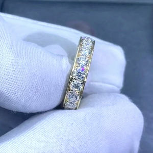 Anillo de Compromiso Unisex de Moda con Moissanita Redonda de 2.98 TCW en Plata de Ley con Engaste Pavé - Product Image 1