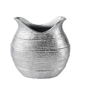 Vase à fleurs couleur or martelé en métal de bonne qualité pour la maison et le mariage Vase floral fait à la main décoratif de table - Product Image 5