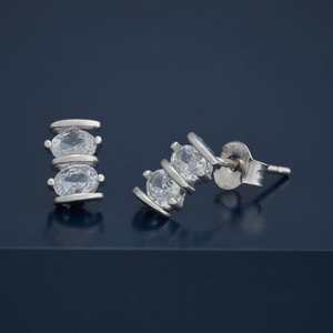 Boucles d'oreilles à clous géométriques en or plaqué 14 carats avec diamants pour fiançailles - Product Image 4